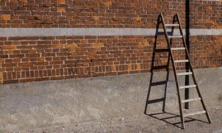 Nun s' pass sotto a' scal