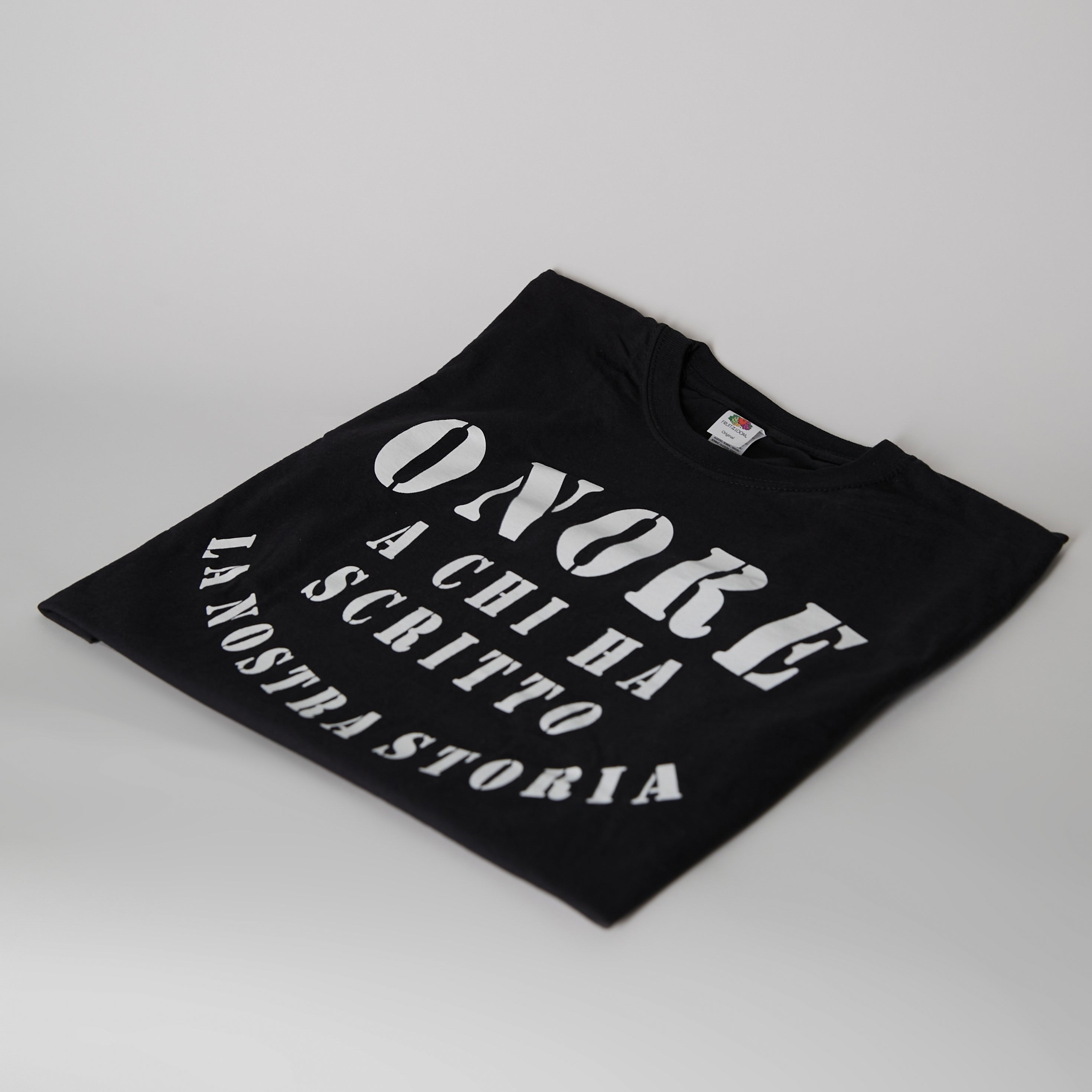 T-SHIRT "HE WHO LOVES DOESN'T FORGET"